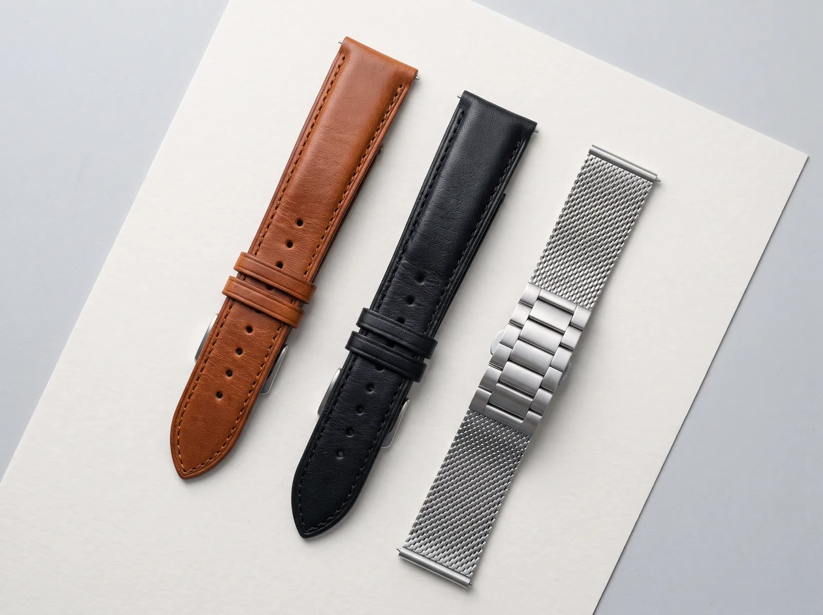 Armbänder aus cognacfarbenem und schwarzem Leder und ein Milanaiseband
